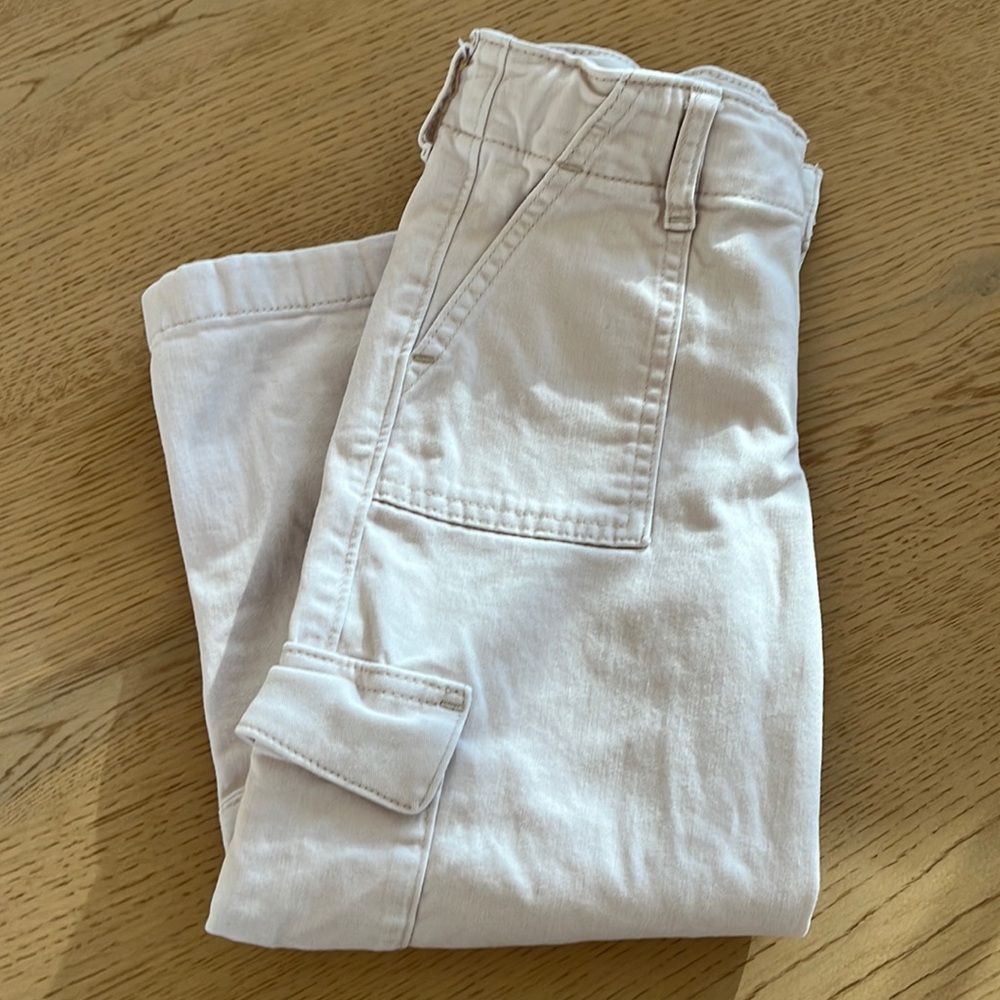 LIKE NEW Abercrombie kids cargo pants size 5/6 short